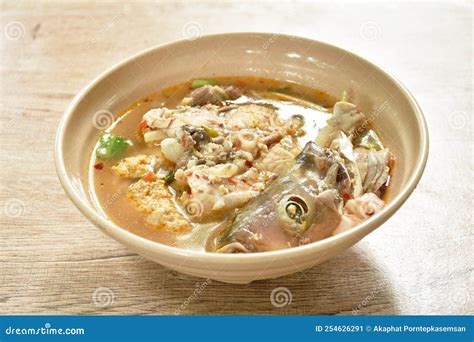  辛辣魚頭湯：在弗羅瑞港，體驗濃郁的香料風味和鮮美的魚肉滋味！